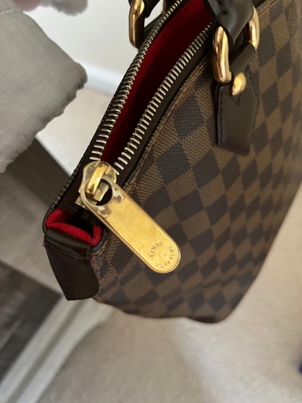 Louis Vuitton Saleya Handbag in Damier Ebene - Picture 3 of 15